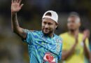 Neymar viajou com a Seleção Brasileira para os Estados Unidos para a disputa da Copa do Mundo de 2026. No entanto, o craque sofreu uma lesão na panturrilha e está em tratamento intensivo, sendo considerado desfalque certo para a estreia do Brasil na competição.