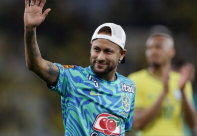 Neymar viajou com a Seleção Brasileira para os Estados Unidos para a disputa da Copa do Mundo de 2026. No entanto, o craque sofreu uma lesão na panturrilha e está em tratamento intensivo, sendo considerado desfalque certo para a estreia do Brasil na competição.
