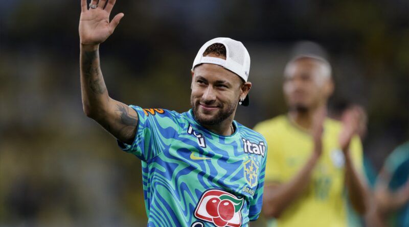 Neymar viajou com a Seleção Brasileira para os Estados Unidos para a disputa da Copa do Mundo de 2026. No entanto, o craque sofreu uma lesão na panturrilha e está em tratamento intensivo, sendo considerado desfalque certo para a estreia do Brasil na competição.